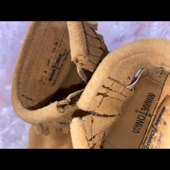 🧸🤎Minnetonka Infant Double Fringe Bootie Taupe🤎🧸 - Picture 2 of 5